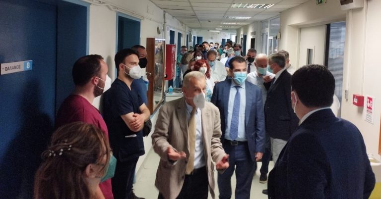 Αιφνιδιαστική επίσκεψη Πλεύρη στο Ιπποκράτειο: «Τα ράντζα αποτελούν την εξαίρεση και όχι τον κανόνα»