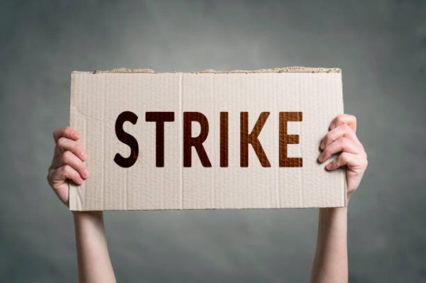 Απεργία στη Βρετανία: Σε 15νθήμερη κινητοποίηση προχωρούν οι δημόσιοι υπάλληλοι της υπηρεσίας έκδοσης διπλωμάτων οδήγησης