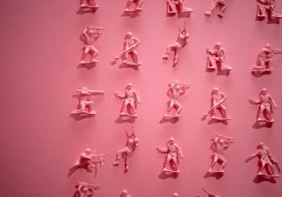 Έρευνα σοκ στην Βρετανία: Οι γκέι στρατιώτες εξαναγκάστηκαν σε «θεραπείες» μεταστροφής με ηλεκτροσόκ