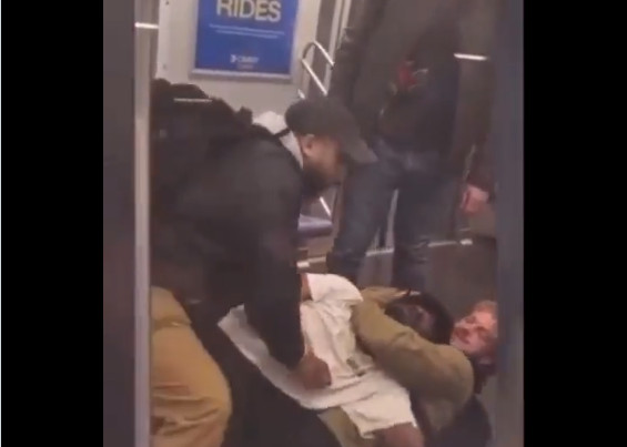 Οργή στις ΗΠΑ: Στραγγάλισε άστεγο μέσα στο μετρό