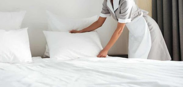 «Ατελείωτα ωράρια και απαράδεκτες συνθήκες διαμονής» – Καταγγελίες «φωτιά» για τους εποχικούς στον τουρισμό