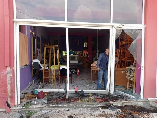 Τρελή πορεία αυτοκινήτου που καρφώθηκε σε κατάστημα στην Καρδίτσα