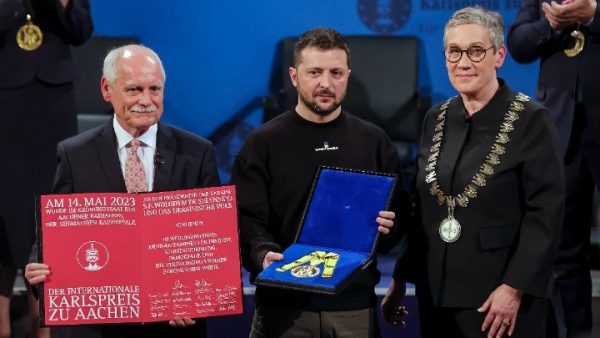 Άαχεν: Ο Ζελένσκι τιμήθηκε με το βραβείο «Καρλομάγνος» – «Μεγάλος ευρωπαίος ηγέτης και ήρωας του 21ου αιώνα»