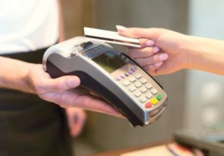 Σύλληψη γυναίκας στη Βέροια: Για κλοπή και συναλλαγές με κλεμμένες τραπεζικές κάρτες