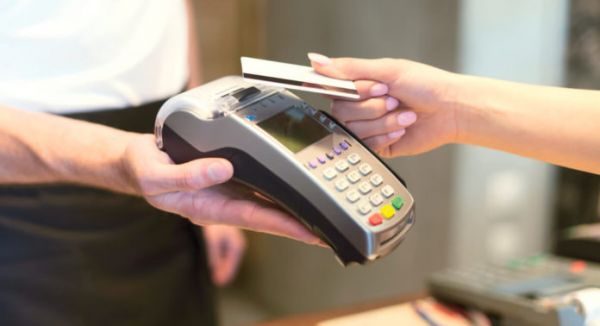 Σύλληψη γυναίκας στη Βέροια: Για κλοπή και συναλλαγές με κλεμμένες τραπεζικές κάρτες