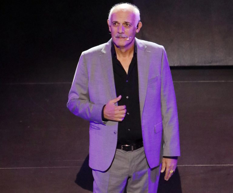 Γιώργος Κιμούλης: «Το θέατρο είναι θνησιγενής τέχνη. Με το που παρουσιάζεται, πεθαίνει αμέσως»