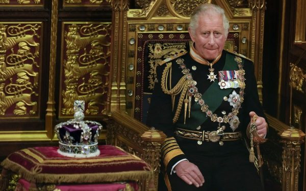 Βασιλιάς Κάρολος: Τα τρία στέμματα και η άμαξα με τα φύλλα χρυσού – Τα σύμβολα της μοναρχίας