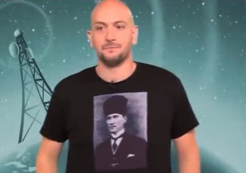 «Θα έβαζε ένας Εβραίος τον Χίτλερ;» - Φωτιά άναψε μια μπλούζα με τον Μουσταφά Κεμάλ σε τηλεοπτικό παράθυρο