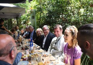 Για τσίπουρα με την Στικούδη ο Κουτσούμπας – Εριξε άκυρο σε Μητσοτάκη, Τσίπρα, Βαρουφάκη