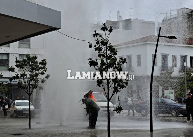 Φορτηγό έπεσε σε πυροσβεστικό κρουνό στη Λαμία – «Συντριβάνι» το νερό, έφτανε τα 10 μέτρα