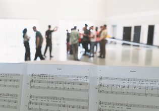 Η παράσταση που ετοίμασαν έφηβοι και ασυνόδευτοι ανήλικοι