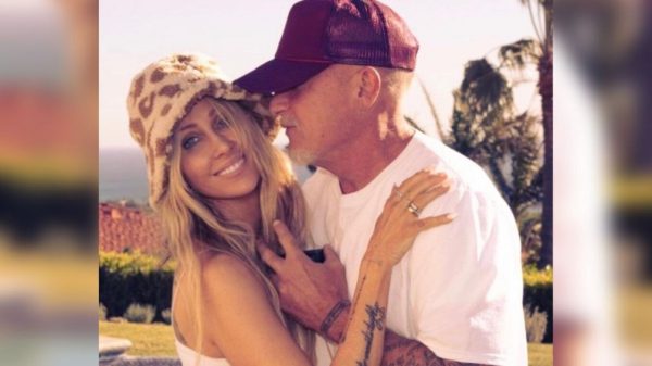 Μάιλι Σάιρους: Η μητέρα της αρραβωνιάστηκε τον ηθοποιό του «Prison Break» Ντομινίκ Πάρσελ