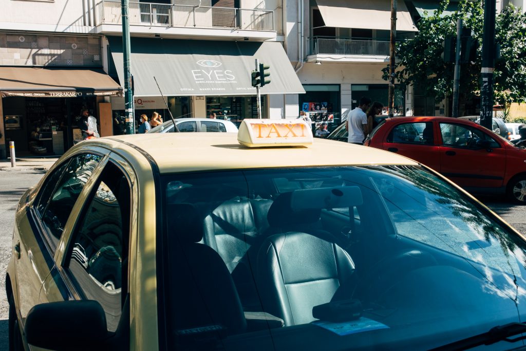 Θεσσαλονίκη: Στα «κάγκελα» οι ιδιοκτήτες ταξί – Καταγγέλλουν πως γίνονται παράνομα δρομολόγια με ΙΧ