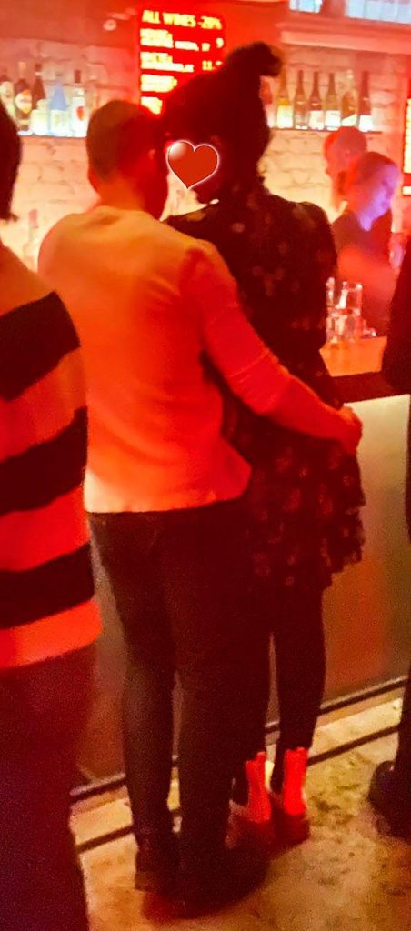 Ο σύζυγος της Σάνα Μαρίν αγκαλιά με άλλη γυναίκα σε μπαρ πριν από το διαζύγιο