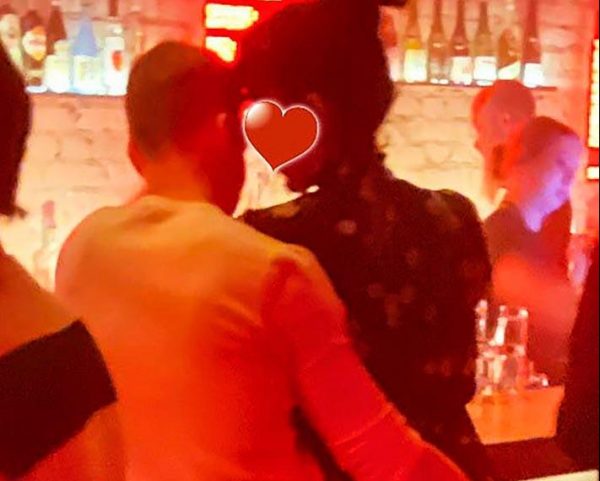 Ο σύζυγος της Σάνα Μαρίν αγκαλιά με άλλη γυναίκα σε μπαρ πριν από το διαζύγιο