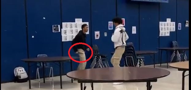 ΗΠΑ: Μαχαιρώνει συμμαθητή του μέσα σε σχολείο στο Οχάιο - Σοκαριστικό βίντεο