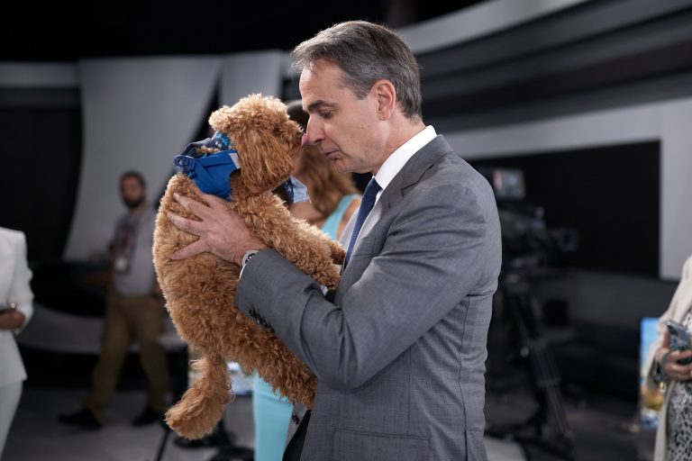 Η συνάντηση του Κυριάκου Μητσοτάκη με την Μπέτυ Μαγγίρα και οι αγκαλιές με ένα σκυλάκι