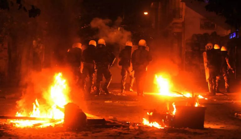 Επεισόδια τα ξημερώματα στην Πανεπιστημιούπολη – Τραυματίστηκε ένας αστυνομικός