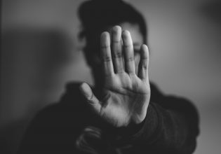 Ενδοοικογενειακή βία στην Πάτρα: Άγριος ξυλοδαρμός γυναίκας από τον σύντροφό της – «Θέλω να τον κλείσουν μέσα»