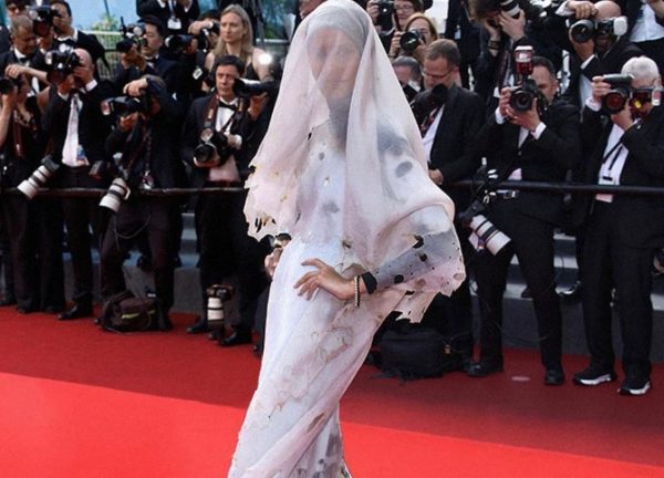 Φεστιβάλ Καννών: Η Ραουντάχ Μοχάμεντ εμφανίστηκε ως «καμμένη νύφη» – Το μήνυμα που έστειλε για τις γυναίκες του Ισλάμ