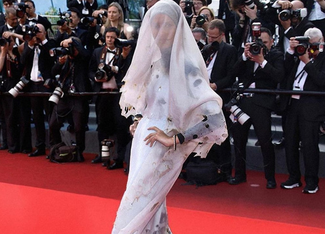 Φεστιβάλ Καννών: Η Ραουντάχ Μοχάμεντ εμφανίστηκε ως «καμμένη νύφη» – Το μήνυμα που έστειλε για τις γυναίκες του Ισλάμ