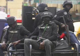 Νιγηρία: 4 νεκροί σε επίθεση κατά αυτοκινητοπομπής των ΗΠΑ – Αλλοι 3 απήχθησαν