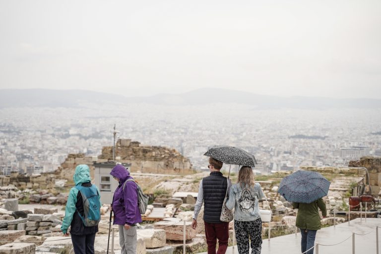 Σάκης Αρναούτογλου: Ήλιος, 30 βαθμοί και… καταιγίδες την Πέμπτη