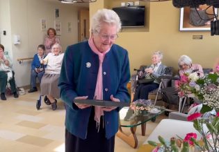 «Μην ξοδεύετε λεπτό»: Έκλεισε τα 109 και δίνει συμβουλές… μακροζωίας