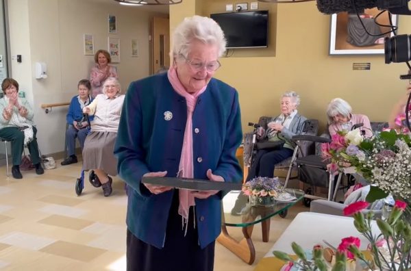 «Μην ξοδεύετε λεπτό»: Έκλεισε τα 109 και δίνει συμβουλές… μακροζωίας