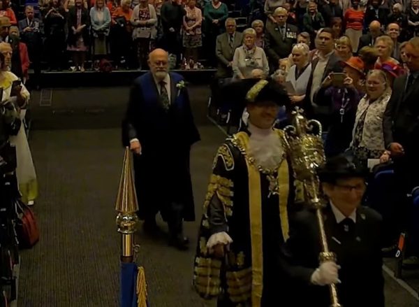 Δήμαρχος ορκίστηκε υπό τους ήχους των… Metallica και στη γλώσσα του Star Trek!