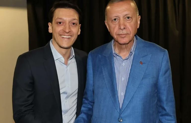 Ο Οζίλ (ξανά) στο πλευρό του Ερντογάν παραμονή των τουρκικών εκλογών