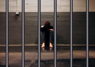 Κατεπείγουσα προκαταρκτική εξέταση μετά τις καταγγελίες 17χρονου για ομαδικό βιασμό