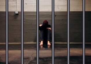 «Μάθαμε από τα ΜΜΕ την καταγγελία» – Τι απαντά ο διευθυντής των φυλακών στον 17χρονο για τον βιασμό