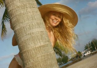 Πάμελα Άντερσον: Φωτογραφίζεται με λευκό μαγιό και αποδεικνύει ότι παραμένει το απόλυτο sex symbol