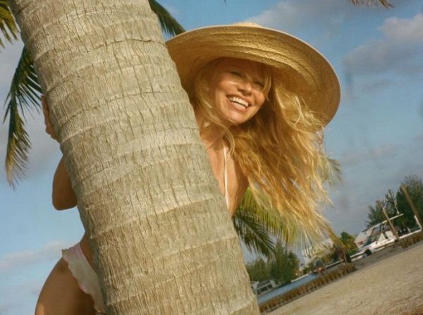 Πάμελα Άντερσον: Φωτογραφίζεται με λευκό μαγιό και αποδεικνύει ότι παραμένει το απόλυτο sex symbol