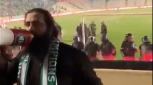 Κύπρος: Ιερέας με ντουντούκα στο χέρι οργάνωσε την εξέδρα των οπαδών της Ομόνοιας