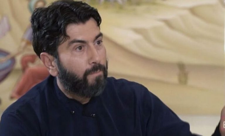 Κιβωτός του Κόσμου: Η αντίδραση του πατέρα Αντώνιου στην κάμερα έξω από τη Μητρόπολη