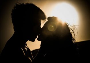 Πότε ξεκίνησαν να φιλιούνται οι άνθρωποι; – Τι υποστηρίζει νέα μελέτη