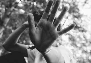 Τρανσφοβική επίθεση στην Πλατεία Πρωτομαγιάς: Την χτύπησε γιατί τον «ενοχλούσε» η φωνή της