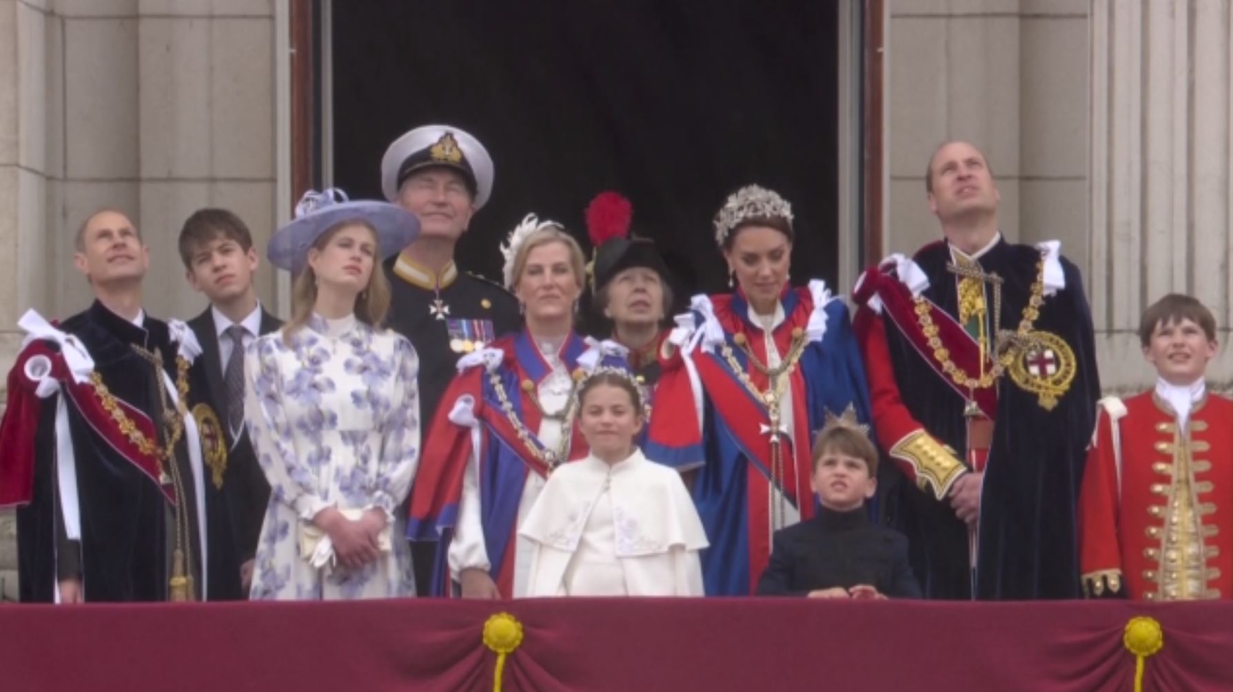 Ο χαιρετισμός του Βασιλιά Καρόλου ‑ Όλη η βασιλική οικογένεια μαζί και ο Χάρι ... «μπουκάλα» 4