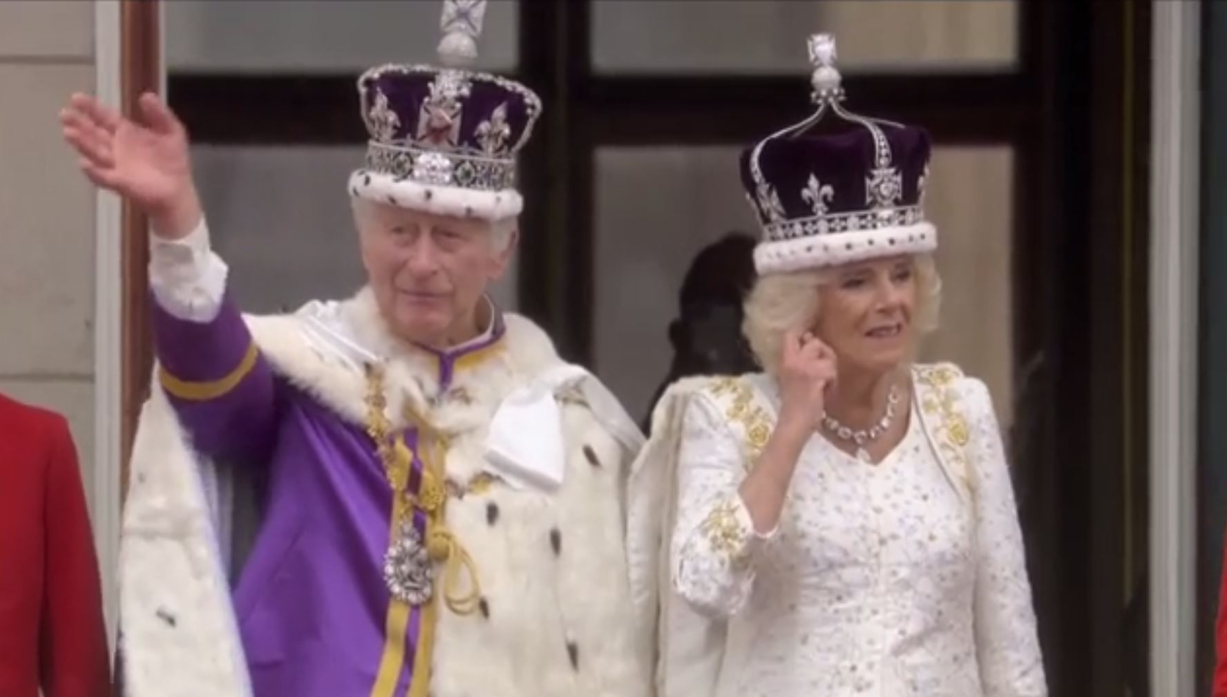Βασιλιάς Κάρολος: Ο χαιρετισμός του στο μπαλκόνι - Όλη η βασιλική οικογένεια μαζί και... ο Χάρι χώρια
