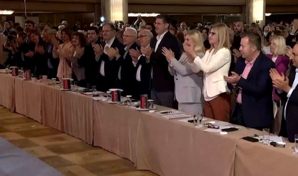 «Πάμε να αναμετρηθούμε με τη Δεξιά» – Οι στιγμές που χειροκροτούσαν όρθιοι τον Τσίπρα