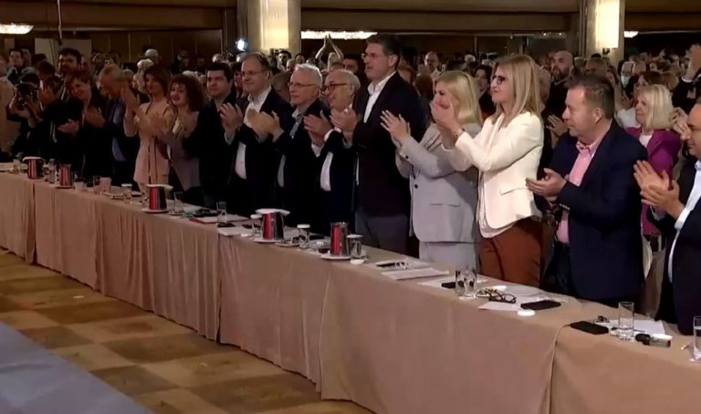 «Πάμε να αναμετρηθούμε με τη Δεξιά» – Οι στιγμές που χειροκροτούσαν όρθιοι τον Τσίπρα