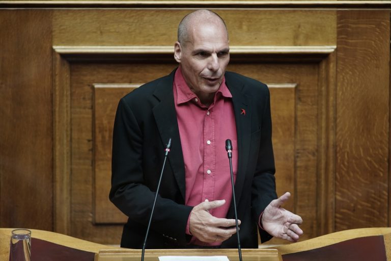 Γιάνης Βαρουφάκης: Να μην αποκλειστεί το κόμμα Κασιδιάρη από τις εκλογές