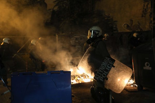 Επεισόδια στα Εξάρχεια: Νύχτα έντασης με «βροχή» μολότοφ – Μια προσαγωγή