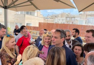 Εκλογές 2023: Η χαλαρή συνάντηση του Μητσοτάκη με τους δημοσιογράφους