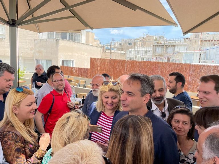 Εκλογές 2023: Η χαλαρή συνάντηση του Μητσοτάκη με τους δημοσιογράφους