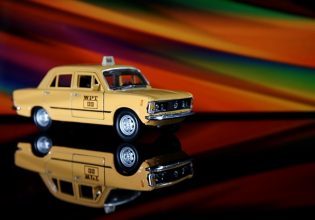 Φωτόσπαθο, δονητής και… δόντια: Τι αφήνουν οι… ξεχασιάρηδες στα ταξί!