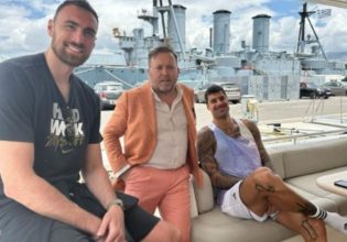 Μιλουτίνοφ και Πρίντεζης με φόντο το θωρηκτό «Αβέρωφ»