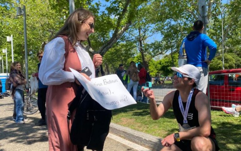 Θεσσαλονίκη: Έτρεξε στον Μαραθώνιο και στον τερματισμό έκανε πρόταση γάμου στην καλή του